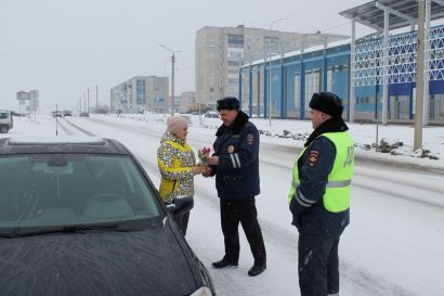 Автоледи получили от сотрудников Госавтоинспекции цветы и поздравления