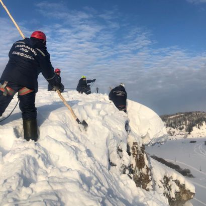 Усть-катавские спасатели освободили от снега склоны горы Ягодная