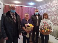 Мама усть-катавского Героя России получила подарок от губернатора