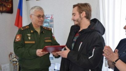 Контрактнику из Кизильского района военком вручил благодарность Верховного главнокомандующего