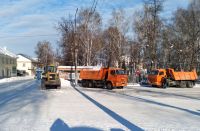 Усть-катавские коммунальщики борются со снегом
