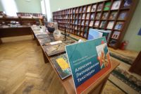 Алексей Текслер передал Публичной библиотеке книги из личной коллекции