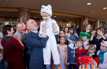 Дубровский поздравил детей с Новым годом