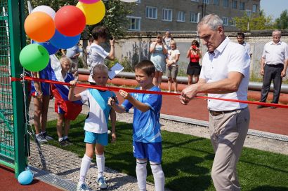 В Усть-Катаве открыли первое футбольное поле с искусственным покрытием