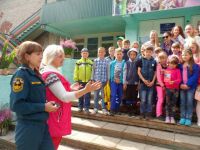 Пожарные Усть-Катава навестили жителей «Ребячьей республики»