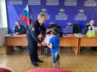 Полицейские наградили победителей конкурса рисунков