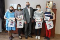 Пять многодетных семей Усть-Катава получили планшеты