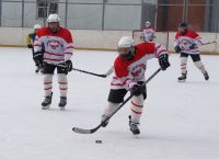Юные и опытные хоккеисты Усть-Катава на первом месте