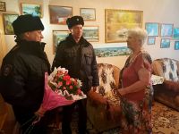 Сотрудники полиции поздравили Валентину Ткаченко с юбилеем