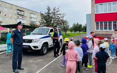 Дошкольники повторили ПДД вместе с сотрудниками ГАИ