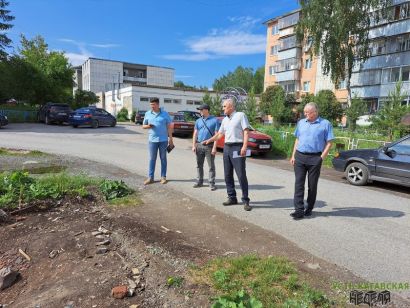 Глава Усть-Катава осмотрел территории, где убрали гаражи