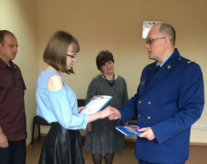 Прокурор Усть-Катава поздравил школьниц